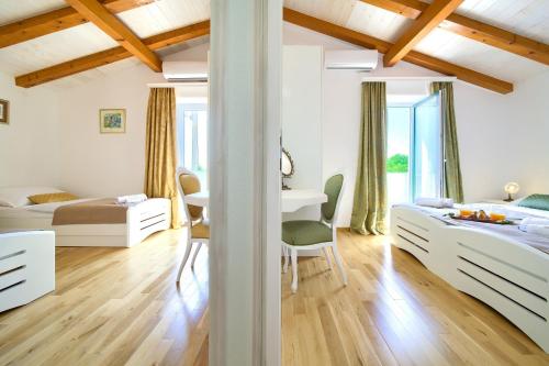 1 dormitorio con cama, escritorio y mesa en Villa Bodulova, en Polje