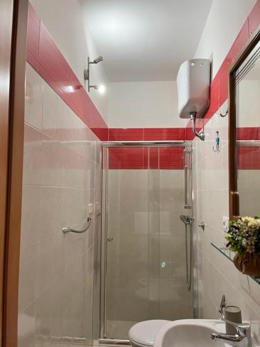 bagno con doccia e lavandino di Monolocale Rosso - A casa di Ludovica e Martina a Gallipoli
