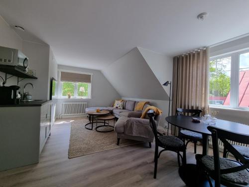 sala de estar con sofá y mesa en Villa Granliden en Ludvigsborg