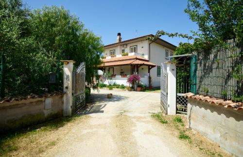 a driveway leading to a house with a fence at B&B Drusilla in Fondi