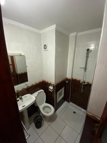 La salle de bains est pourvue de toilettes, d'un lavabo et d'une douche. dans l'établissement Hotel Achokre, à Oulad Yaïch