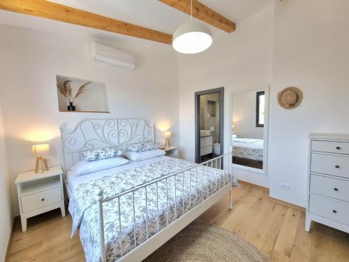 Un pat sau paturi într-o cameră la Villa Ajda with heated privat pool, jacuzzi, sauna, 4 bedroom, 4 bathroom