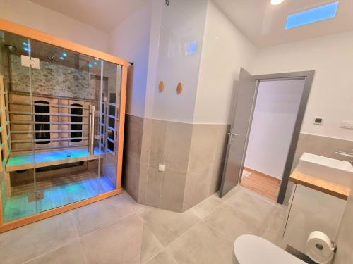 חדר רחצה ב-Villa Ajda with heated privat pool, jacuzzi, sauna, 4 bedroom, 4 bathroom