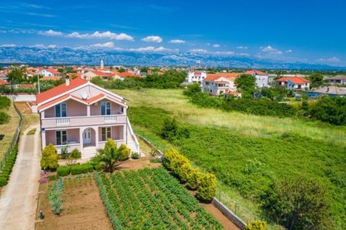 Zdjęcie z galerii obiektu Family friendly Apt Nin with a swimming pool w Nin