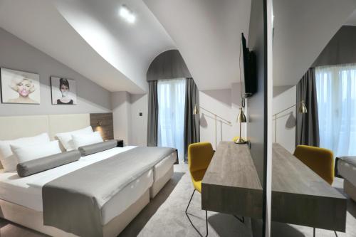 Ένα ή περισσότερα κρεβάτια σε δωμάτιο στο Hotel Milenij