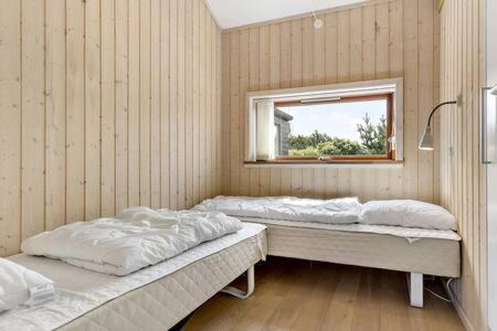 Ένα ή περισσότερα κρεβάτια σε δωμάτιο στο Luxury 109m2 cottage DunesNorthSea LøkkenBlokhus Denmark