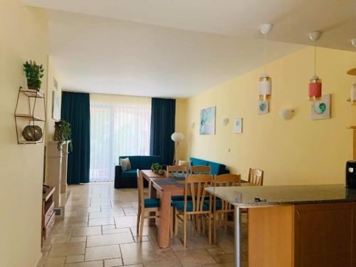 a kitchen and living room with a table and chairs at Kaliakria Resort "Sunnysky" in Topola