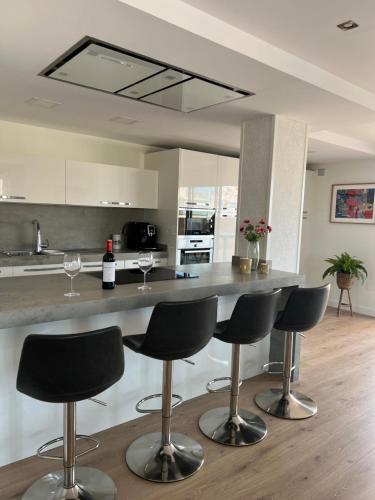 Kuchyň nebo kuchyňský kout v ubytování Luxury 190m2 Amplio apartamento moderno con terraza en la azotea de 50m2 junto a la playa, en el centro de Torre del Mar, Málaga, Modern large apartment with 50m2 roof terrace by the beach, right in the center of Torre del Mar, Malaga