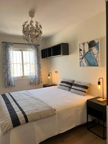 Postel nebo postele na pokoji v ubytování Luxury 190m2 Amplio apartamento moderno con terraza en la azotea de 50m2 junto a la playa, en el centro de Torre del Mar, Málaga, Modern large apartment with 50m2 roof terrace by the beach, right in the center of Torre del Mar, Malaga