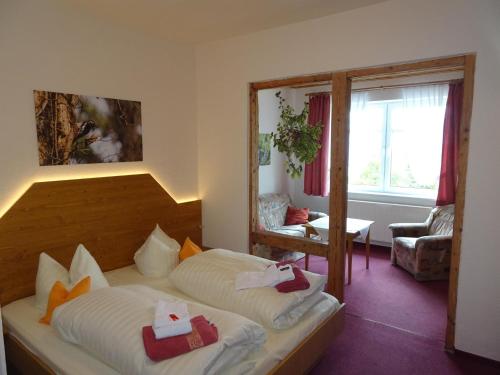 um quarto de hotel com uma cama e uma janela em Gasthaus Kobär em Kurort Altenberg