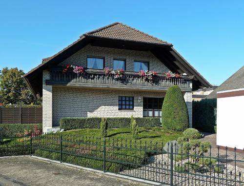 a house with a balcony with flowers on it at Haus Sigge Ferienwohnungen in Bad Sassendorf
