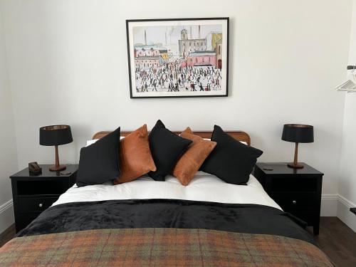 Un pat sau paturi într-o cameră la The Lowry .. Where elegance meets Luxury!