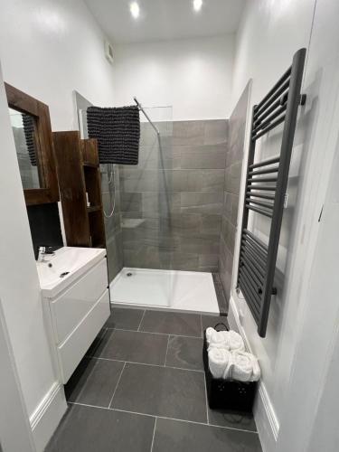 La salle de bains est pourvue d'une douche, de toilettes et d'un lavabo. dans l'établissement The Lowry .. Where elegance meets Luxury!, à Oban