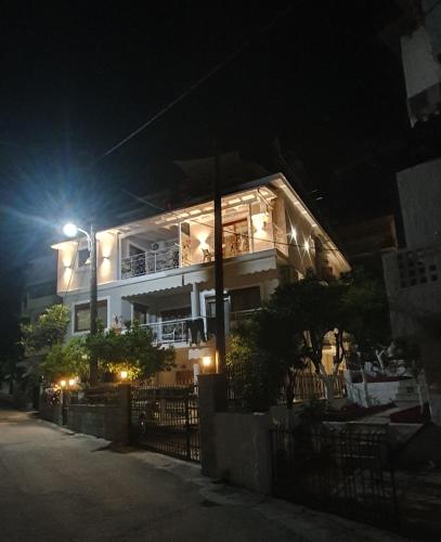 Bangunan di mana terletaknya aparthotel ini