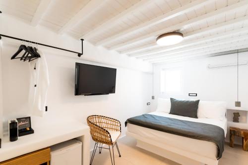 Ryous Mykonos tesisinde bir odada yatak veya yataklar