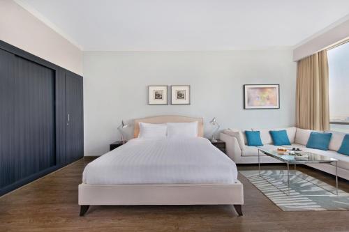 Postel nebo postele na pokoji v ubytování Ezdan Hotel West Bay