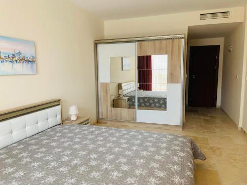 Un pat sau paturi într-o cameră la Kaliakria Resort "Bluesky"