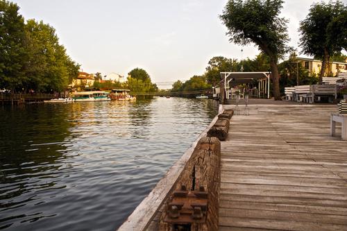 Výhled na řeku, která protéká v blízkosti hotelu