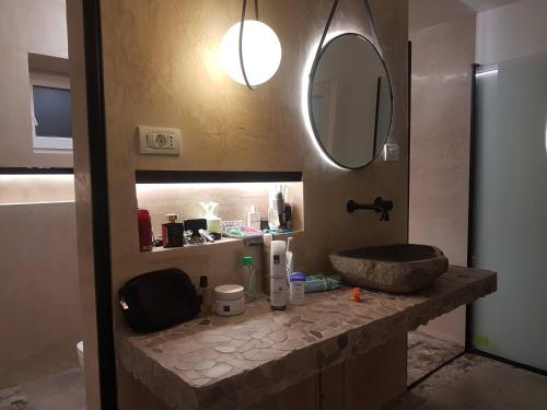 a bathroom with a sink and a mirror at Story House in Fieni
