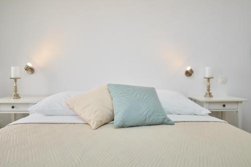 een bed met twee kussens erop bij Room Annette in Dubrovnik