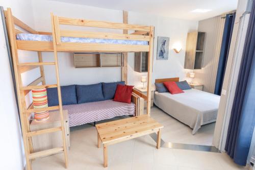  Tetras Pedrous -  Room  picture :   Shower    TV    Kitchenette                           