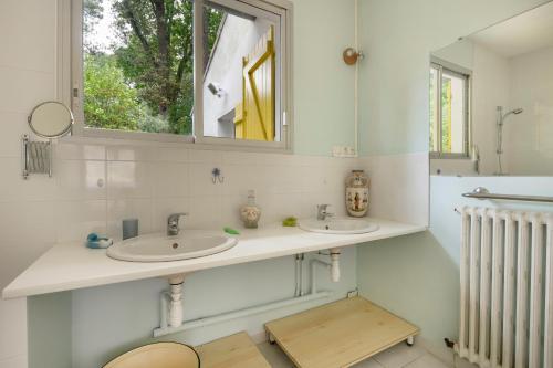 Kúpeľňa v ubytovaní Maison familiale dans les pins à 300 m de la Plage