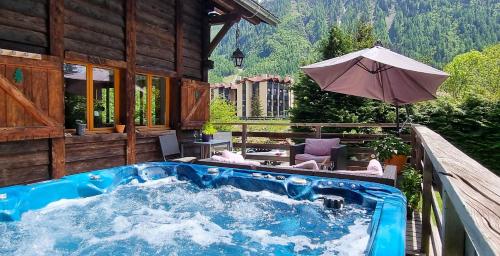 Басейн в Chalet Falcon With Hot Tub - in a great location! або поблизу