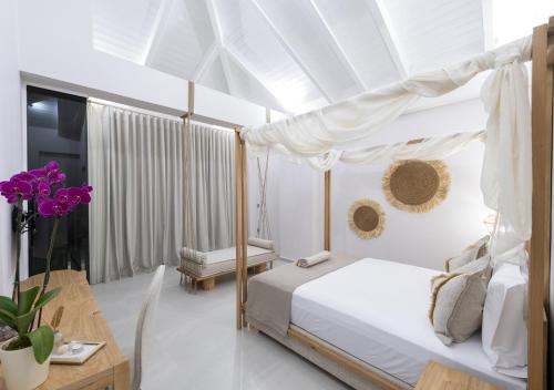 1 dormitorio con cama con dosel y mesa en Katomeri Resort en Katomérion