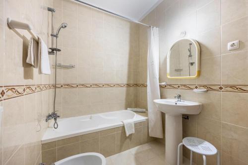 een badkamer met een wastafel, een bad en een toilet bij Villas Brites nº4 in Burgau