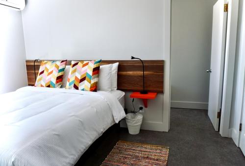 Una cama o camas en una habitación de Morel Executive Suites