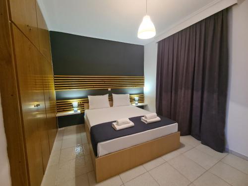 een slaapkamer met een bed met twee handdoeken erop bij Apartment in the heart of the city 5A in Larisa