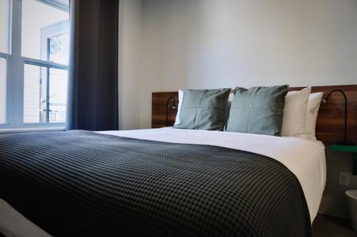 Una cama o camas en una habitación de Morel Executive Suites