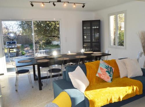 - un salon avec un canapé et une table à manger dans l'établissement Villa Marie-Josée, au Muy