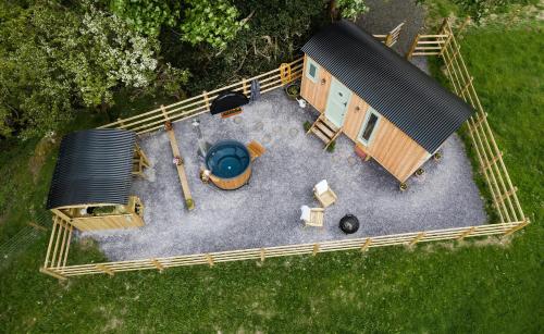 an overhead view of a tiny house with a yard at Elephant View Shepherds Hut in Caernarfon