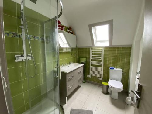 Kúpeľňa v ubytovaní Maison 6 pers avec jardin, WIFI, proche plages et sentier à Perros-Guirec - FR-1-368-344