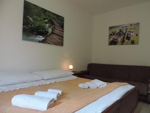 een slaapkamer met een bed met handdoeken erop bij Hotel Vincentinum Novigrad na Dobri in Duga Resa