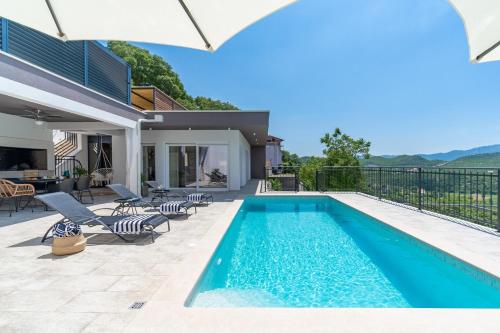 Πισίνα στο ή κοντά στο Villa Stella with 32 sqm private heated pool Jacuzzi Sauna Media room 3 bedrooms