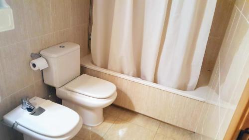 カンブリルスにあるMiramar Serveis -Port Marinoのバスルーム(トイレ、シャワーカーテン付)