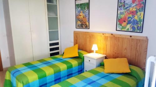 カンブリルスにあるMiramar Serveis -Port Marinoのベッドルーム1室(黄色と青色のベッド2台付)