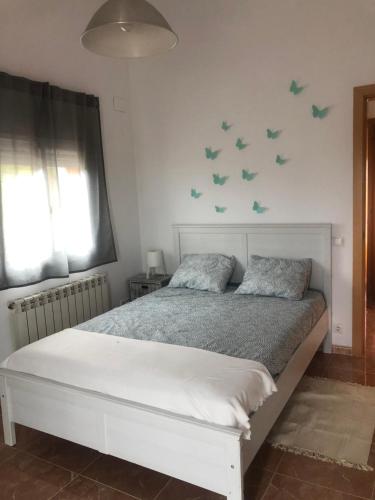 カニェレスにあるCAN JOANのベッドルーム1室(緑の蝶が壁に描かれたベッド1台付)