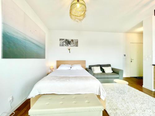 Un pat sau paturi într-o cameră la Saint Nazaire - White Lion - Centre ville - Au calme - Parking privatif aérien - Internet haut débit Fibre