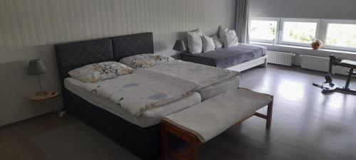 una camera con un letto e una panca di Ferienwohnung Alina a Bad Berleburg