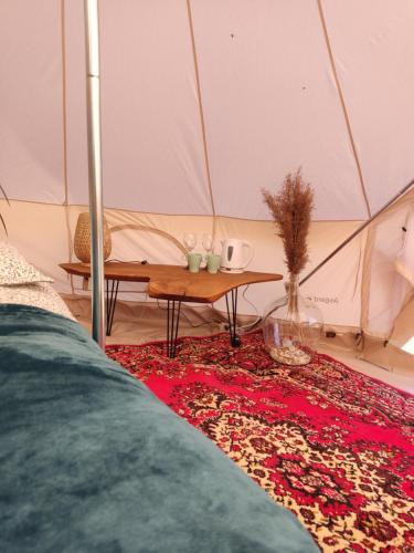 a room with a table in a tent at Glempinga telts SMILGA in Liepāja