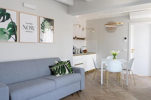 - un salon avec un canapé et une table dans l'établissement HomeThirtyFour, à Vérone