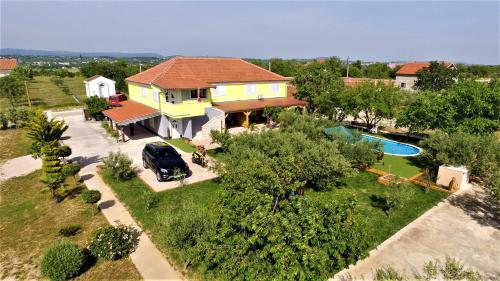 - une vue aérienne sur une maison avec une piscine dans l'établissement Studio Apartments Luka Biograd - Benkovac, à Benkovac