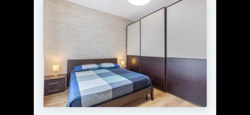 a bedroom with a bed with blue and white sheets at Queen East Verona apartments in Verona