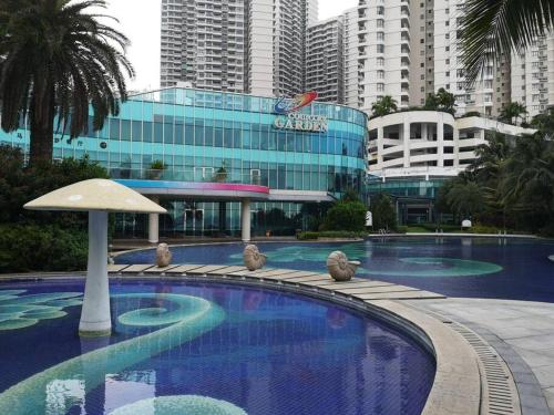 uma grande piscina numa cidade com edifícios altos em Country Garden Bay Point Homestay By Easyhomestay em Johor Bahru