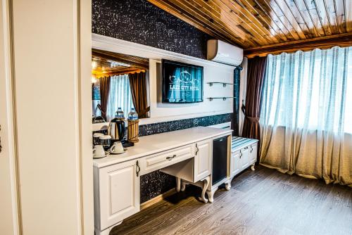 Μια τηλεόραση ή/και κέντρο ψυχαγωγίας στο Lazz City Hotel