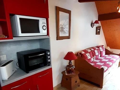 salon z kanapą i kuchenką mikrofalową w obiekcie Studio Valloire, 1 pièce, 4 personnes - FR-1-263-62 w mieście Valloire