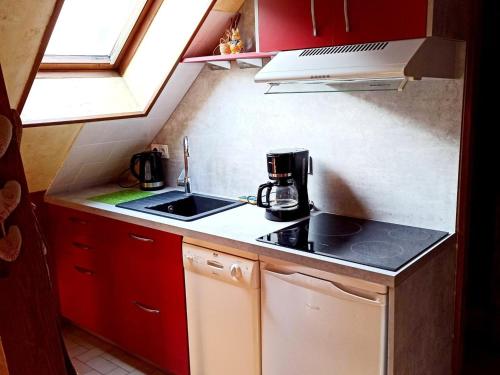 Il comprend une petite cuisine équipée d'une cuisinière et d'un évier. dans l'établissement Studio cabine 4 pers. 2* au centre de Valloire, proche télécabine et commerces - FR-1-263-62, à Valloire